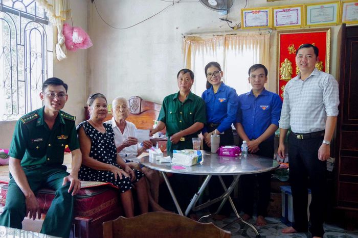 Đồn Biên phòng Trung Bình phối hợp với Hội Cựu chiến binh và Đoàn TNCS Hồ Chí Minh xã Trần Đề thăm hỏi tặng quà các gia đình thương binh. Ảnh: Văn Long