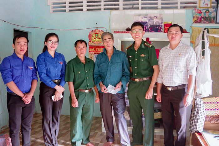 Đồn Biên phòng Trung Bình phối hợp với Hội Cựu chiến binh và Đoàn TNCS Hồ Chí Minh xã Trần Đề thăm hỏi tặng quà các gia đình thương binh. Ảnh: Văn Long