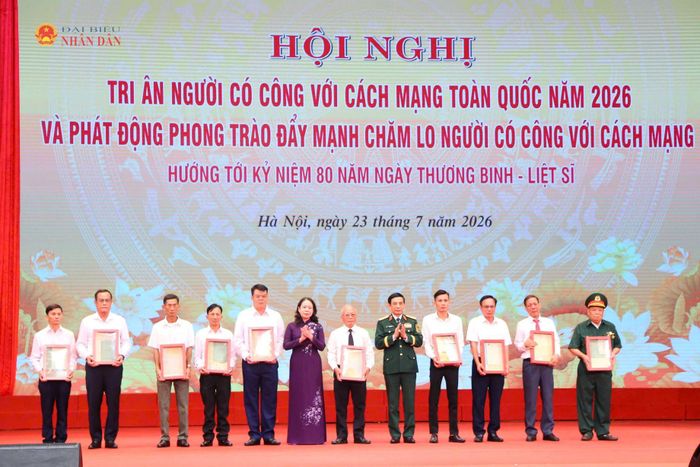 Phó Thủ tướng, Bộ trưởng Bộ Quốc phòng, Đại tướng Phan Văn Giang và Phó Chủ tịch nước Võ Thị Ánh Xuân trao kỷ vật cho thân nhân các Anh hùng liệt sĩ Ảnh Trần Giáp