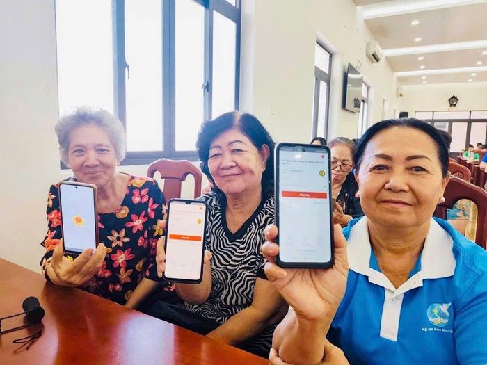 Người dân tại đặc khu Côn Đảo được hướng dẫn sử dụng các ứng dụng số, app công dân số thành phố