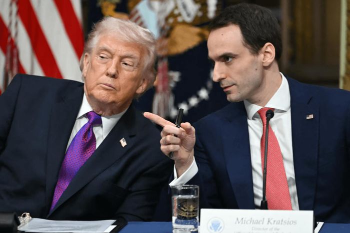 Tổng thống Mỹ Donald Trump cùng Giám đốc Văn phòng Chính sách Khoa học và Công nghệ Nhà Trắng Michael Kratsios. Ảnh: Andrew Caballero-Reynolds/AFP/Getty Images