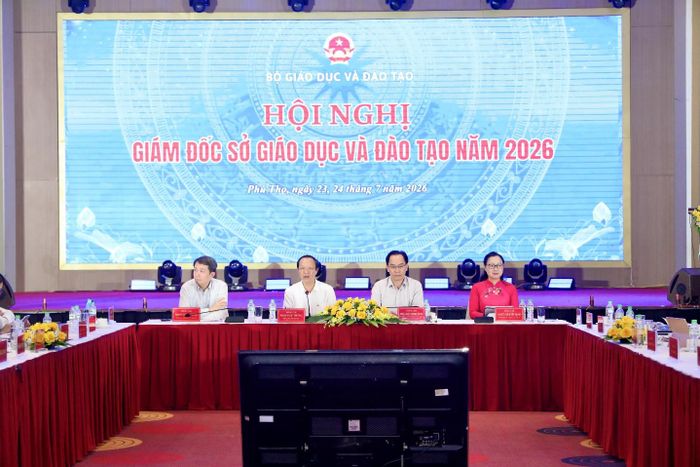 Bộ trưởng GD-ĐT Hoàng Minh Sơn và các Thứ trưởng chủ trì hội nghị