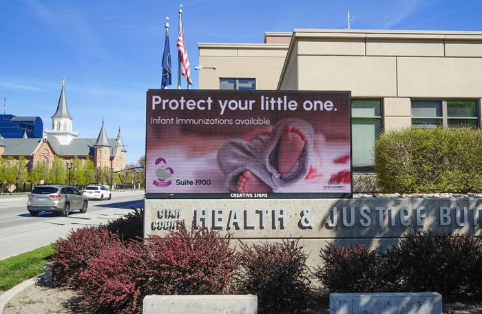 Biển quảng cáo tiêm chủng bên ngoài Sở Y tế Quận Utah. Ảnh: Amy Maxmen/KFF Health News