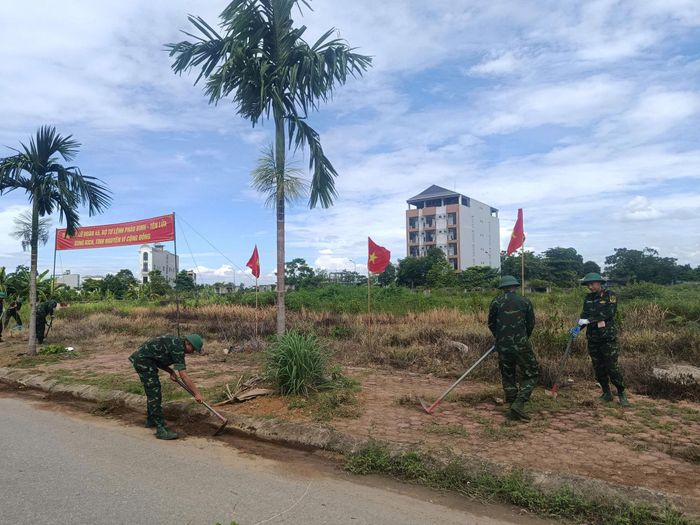 Dọn dẹp cảnh quan môi trường, phát quang bụi rậm