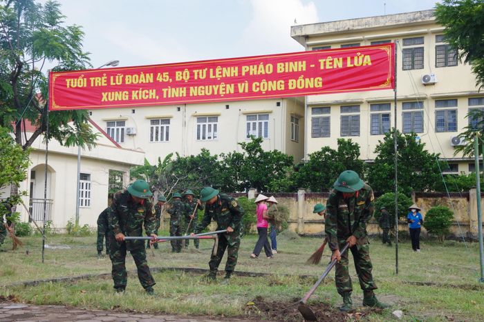 Dọn dẹp cảnh quan môi trường tại trường THCS Thạch Hòa