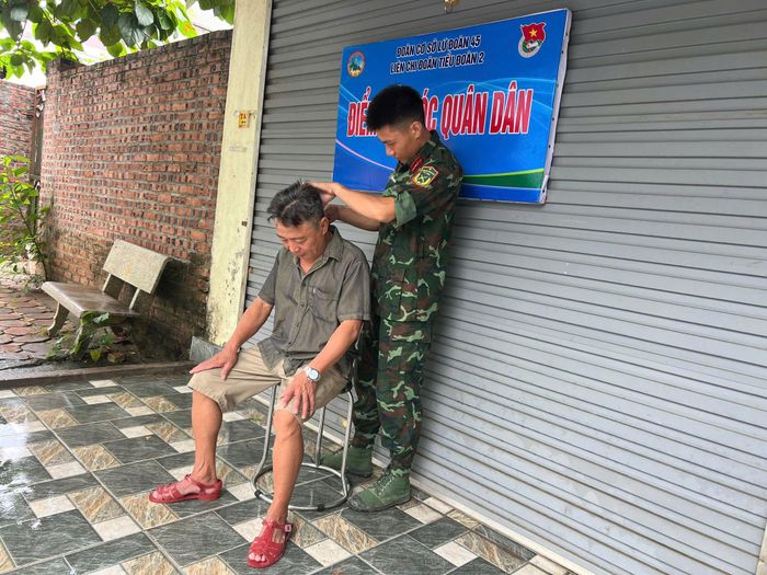Cắt tóc miễn phí cho bà con nhân dân
