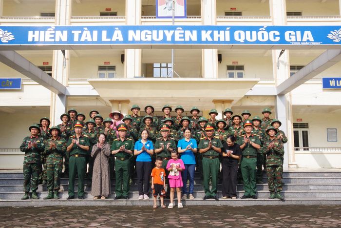 Bí thư Đảng ủy, Chính ủy Bộ Tư lệnh, Thiếu tướng Bùi Ngọc Tuyên thăm, động viên, chụp ảnh lưu niệm cùng cán bộ, chiến sĩ đang làm nhiệm vụ và bà con nhân dân tại xã Thạch Hòa