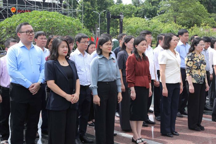 Đoàn Đảng bộ Ủy ban Pháp luật và Tư pháp dâng hương tưởng niệm các Anh hùng liệt sĩ tại Đài tưởng niệm các Anh hùng liệt sĩ Bắc Sơn. Ảnh: Hồ Long