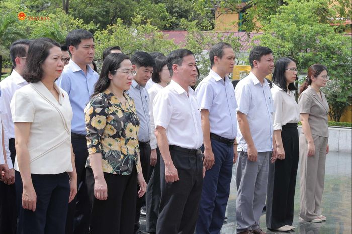 Đoàn Đảng bộ Ủy ban Pháp luật và Tư pháp dâng hương tưởng niệm các Anh hùng liệt sĩ tại Đài tưởng niệm các Anh hùng liệt sĩ Bắc Sơn. Ảnh: Hồ Long