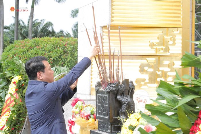 Phó Bí thư Chi bộ Thường trực Ủy ban, Phó Chủ nhiệm Ủy ban Pháp luật và Tư pháp Ngô Trung Thành dâng hương tưởng niệm các Anh hùng liệt sĩ tại Đài tưởng niệm các Anh hùng liệt sĩ Bắc Sơn. Ảnh: Hồ Long