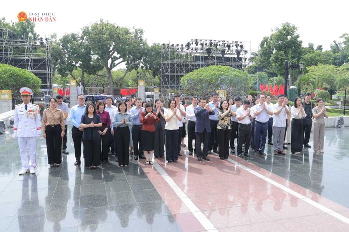 Đoàn Đảng bộ Ủy ban Pháp luật và Tư pháp dâng hương tưởng niệm các Anh hùng liệt sĩ tại Đài tưởng niệm các Anh hùng liệt sĩ Bắc Sơn. Ảnh: Hồ Long