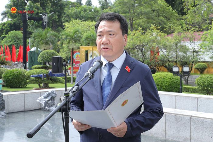 Phó Bí thư Chi bộ Thường trực Ủy ban, Phó Chủ nhiệm Ủy ban Pháp luật và Tư pháp Ngô Trung Thành phát biểu tại lễ dâng hương. Ảnh: Hồ Long