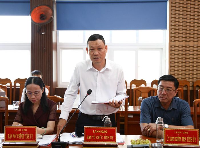 Đại diện Ban Tổ chức Tỉnh ủy trao đổi, làm rõ một số nội dung các địa phương kiến nghị