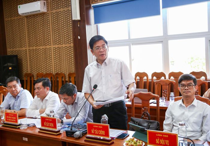Đại diện Sở Tài chính phát biểu làm rõ các vấn đề địa phương đề xuất