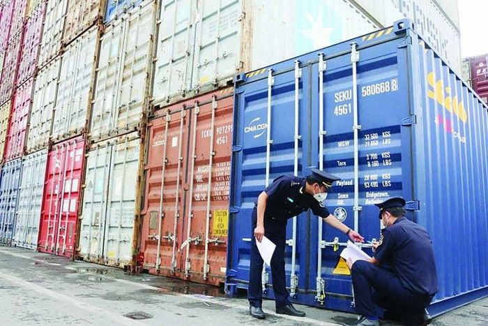 Kiểm tra và giám sát chặt chẽ các lô hàng xuất khẩu, ngăn chặn các hành vi vi phạm nếu phát sinh. Ảnh: HQ