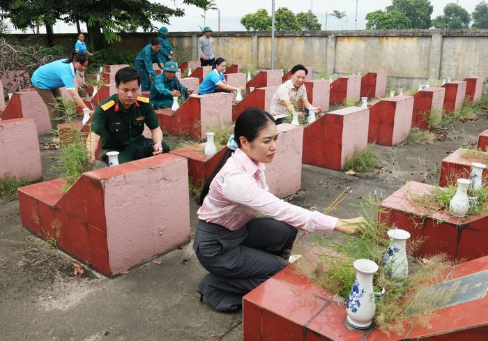 Nhân dân phường Nhân Hòa, tỉnh Bắc Ninh dâng hương tại Nghĩa trang liệt sĩ. Ảnh: H.Nga
