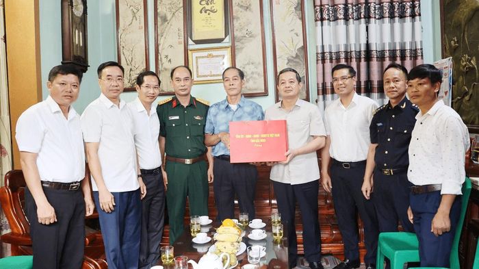 Chủ tịch UBND tỉnh Bắc Ninh Phạm Hoàng Sơn tặng quà gia đình có công với cách mạng. Ảnh: H.Nga