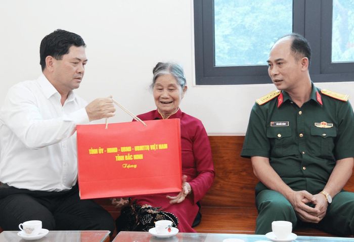 Bí thư Tỉnh ủy Nguyễn Hồng Thái tặng quà người có công với cách mạng. Ảnh: H.Nga
