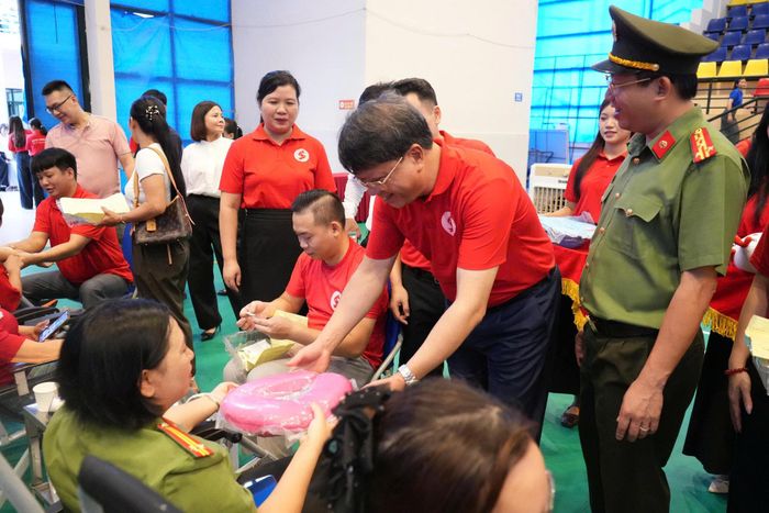 Các đại biểu tặng quà, động viên người tham gia hiến máu.