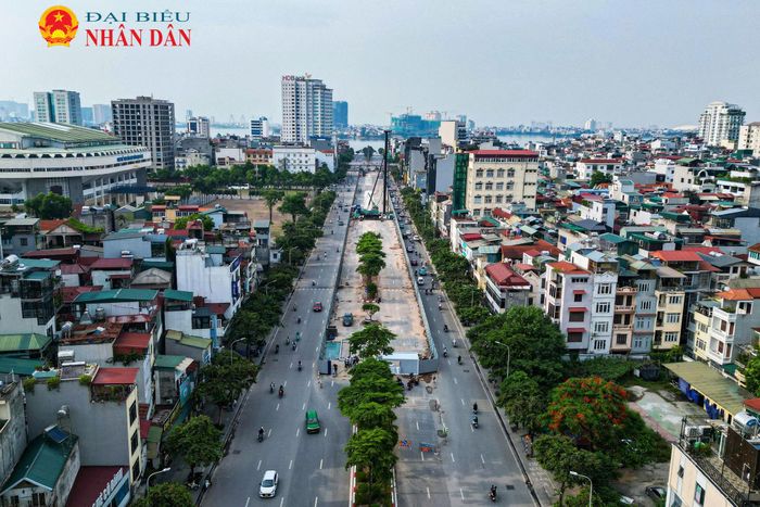 Sau khi rào chắn, mặt đường Văn Cao bị thu hẹp đáng kể, hướng từ Văn Cao đi Nguyễn Chí Thanh còn khoảng 3 làn xe, trong khi chiều từ Nguyễn Chí Thanh về phía Hồ Tây còn khoảng 2 làn xe