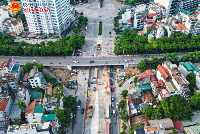 Tại công trường, đơn vị thi công đang tiến hành di dời hàng cây xanh để phục vụ xây dựng ga ngầm