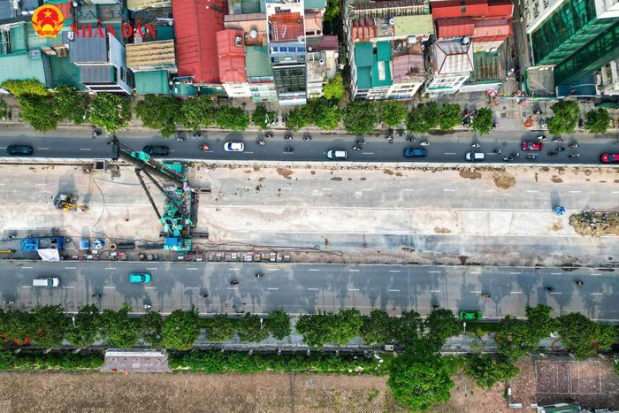 Hệ thống rào tôn kiên cố được lắp đặt dọc tuyến để tách biệt khu vực thi công với phần đường dành cho phương tiện lưu thông