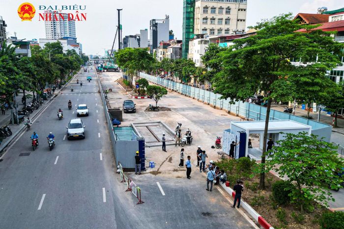 Sau thời gian rào chắn tạm và vận hành thử để đánh giá ảnh hưởng đến giao thông, phương án rào chắn chính thức đã được triển khai. Phạm vi công trường dài khoảng 476m trước khu vực sân vận động Quần Ngựa