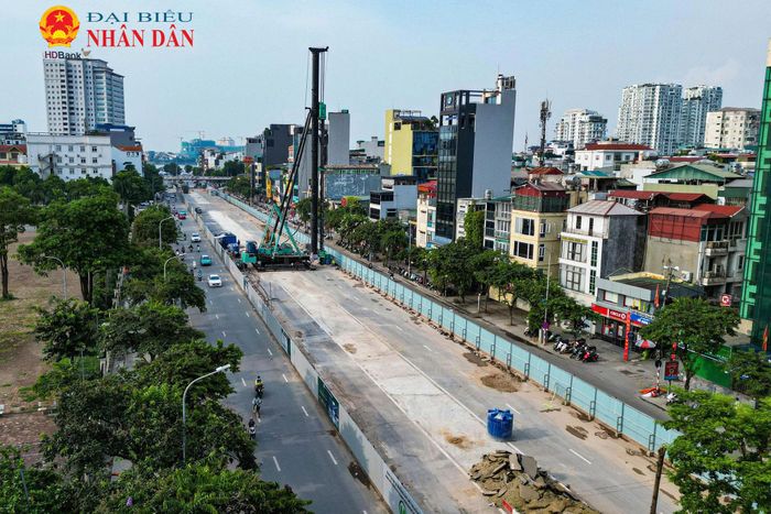 Bên trong công trường, nhiều máy móc, thiết bị chuyên dụng đã được huy động, cùng các công nhân triển khai các hạng mục chuẩn bị thi công