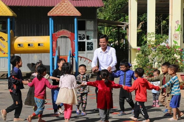Thầy trò một trường mầm non vùng cao. Ảnh: Trang Nhung