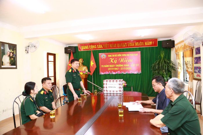 Đại diện Trung tâm Điều dưỡng người có công Thuận Thành trân trọng sự quan tâm, tình cảm của Đảng ủy, Bộ Tư lệnh Pháo binh - Tên lửa
