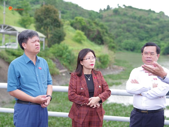 Đoàn công tác đi khảo sát thực tế tại hồ chứa Thủy điện Buôn Kuốp