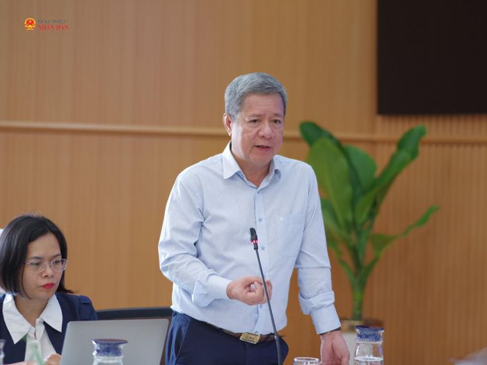 Thành viên Đoàn công tác phát biểu