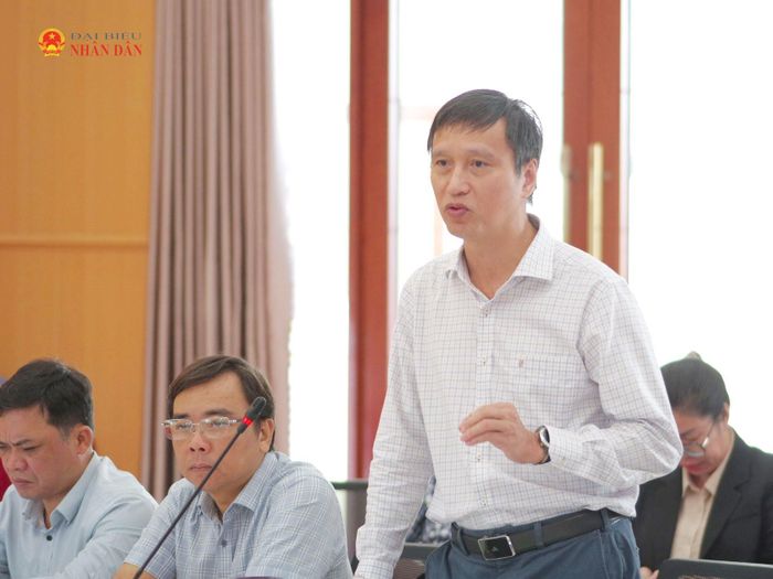 Phó Giám đốc Công ty thủy điện Buôn Kuốp Nguyễn Đức báo cáo tình hình hoạt động với Đoàn công tác