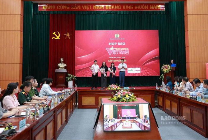 Đại diện Ban Tổ chức Chương trình tặng hoa tri ân các đơn vị tài trợ. Ảnh: BTC