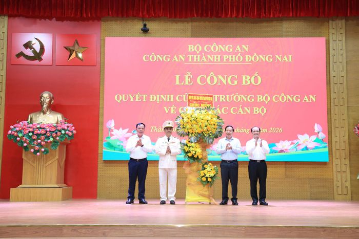 Lãnh đạo Thành ủy, UBND thành phố tặng hoa chúc mừng đồng chí Đại tá Trần Trọng Thủy nhận nhiệm vụ mới. Ảnh: CATP. Đồng Nai