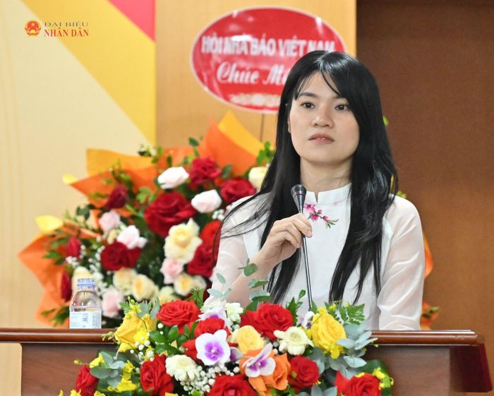 Hội viên Liên chi Hội Nhà báo Văn phòng Quốc hội Trần Hoàng Ngọc trình bày tham luận tại Đại hội
