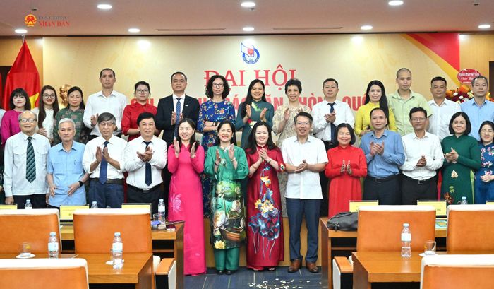 Các đại biểu chụp ảnh lưu niệm