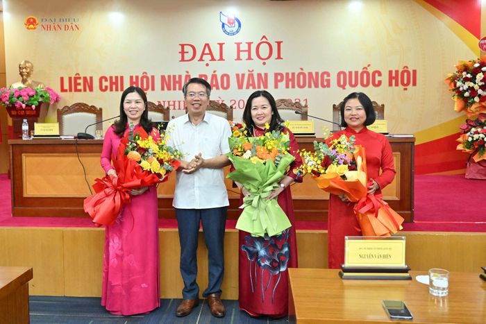 Phó Chủ nhiệm Văn phòng Quốc hội Nguyễn Văn Hiển tặng hoa chúc mừng Chủ tịch Liên Chi hội Nhà báo VPQH nhiệm kỳ 2026 - 2031, Tổng Biên tập Báo Đại biểu Nhân dân Phạm Thị Thanh Huyền và các Phó Chủ tịch Liên Chi hội Nhà báo VPQH nhiệm kỳ 2026 - 2031: Hoàng Thị Lan Nhung, Lê Thị Hương Giang