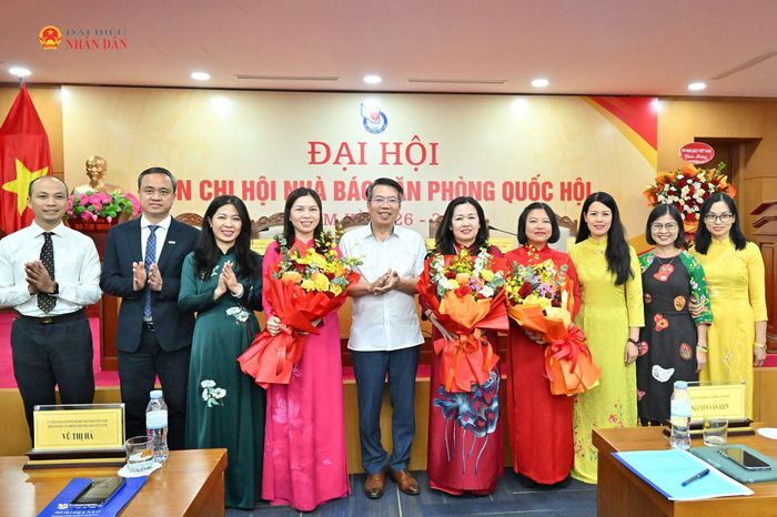 Phó Chủ nhiệm VPQH Nguyễn Văn Hiển tặng hoa Ban Chấp hành Liên chi hội Nhà báo Văn phòng Quốc hội nhiệm kỳ 2026 - 2031