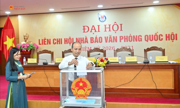 Các đại biểu bỏ phiếu