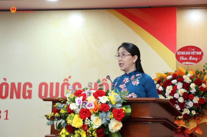 Hội viên Liên chi Hội Nhà báo Văn phòng Quốc hội Nguyễn Thu Quỳnh trình bày tham luận tại Đại hội