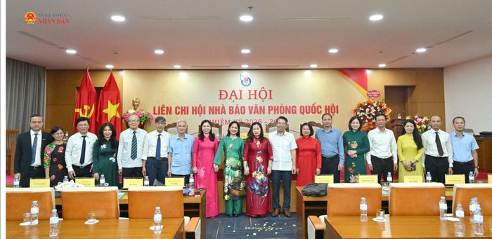 Các đại biểu chụp ảnh lưu niệm