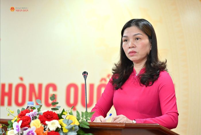 Phó Chủ tịch Liên Chi hội Nhà báo Văn phòng Quốc hội nhiệm kỳ 2026 - 2031, Vụ trưởng Vụ Thông tin và Thư viện Hoàng Thị Lan Nhung trình bày báo cáo tại Đại hội