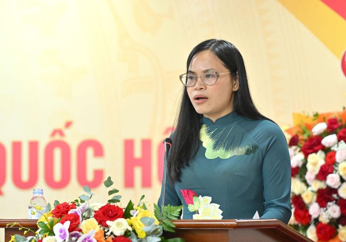 Phó trưởng Ban Công tác Hội đồng Nhân dân và Phóng viên thường trú thay mặt Đoàn Thư ký Đại hội trình bày dự thảo Nghị quyết Đại hội