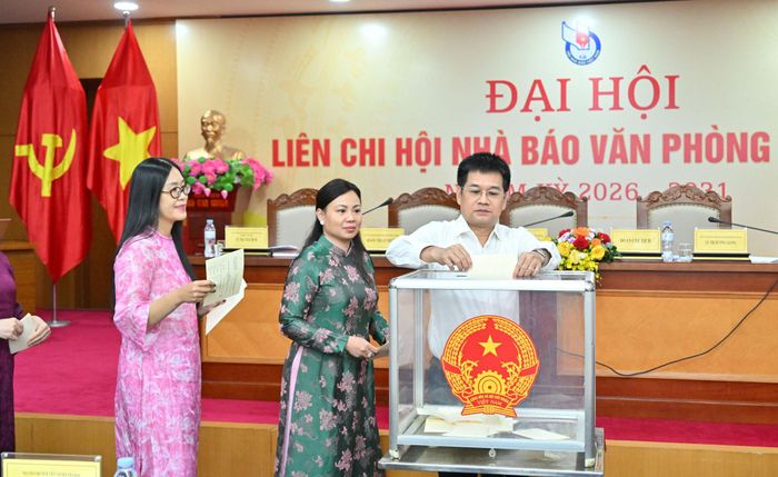 Các đại biểu bỏ phiếu