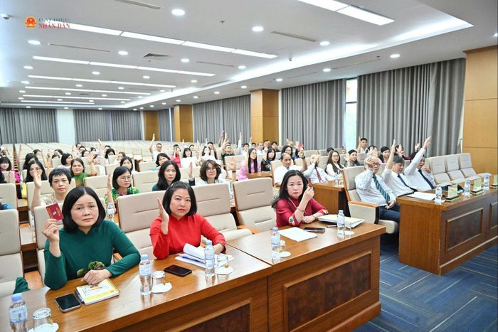 Các đại biểu biểu quyết