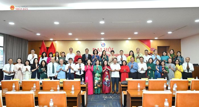 Các đại biểu chụp ảnh lưu niệm