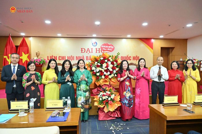 Đại diện Lãnh đạo Hội Nhà báo Việt Nam tặng hoa chúc mừng Ban Chấp hành Liên Chi hội Nhà báo Văn phòng Quốc hội nhiệm kỳ 2026 – 2031
