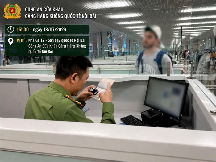 Cán bộ Công an cửa khẩu Cảng hàng không quốc tế Nội Bài kiểm tra kỹ các yếu tố bảo an trên hộ chiếu của hành khách, kịp thời phát hiện trường hợp sử dụng hộ chiếu giả để nhập cảnh vào Việt Nam