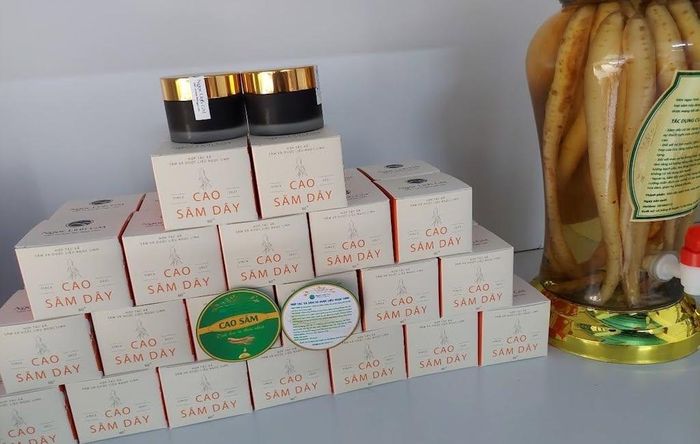 Các sản phẩm chế biến từ sâm Ngọc Linh được đầu tư tem nhận diện, mã QR và chỉ dẫn địa lý. Điều này giúp HTX bảo vệ thương hiệu, phòng chống hàng giả và tăng sức cạnh tranh trên thị trường.
